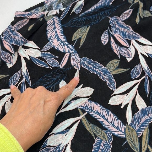 Torrid Textured Woven Gauze Cami Top 4X Black Palm Leaf Sharkbite Hem - Picture 9 of 10